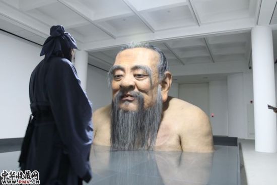 张洹的老师彭廉当晚妆扮了孔子