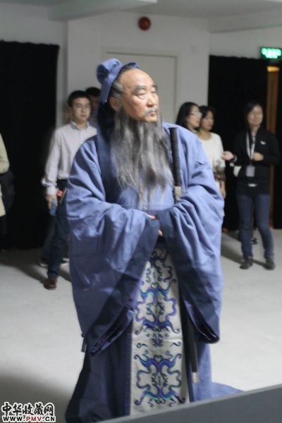 张洹的老师彭廉当晚妆扮了孔子