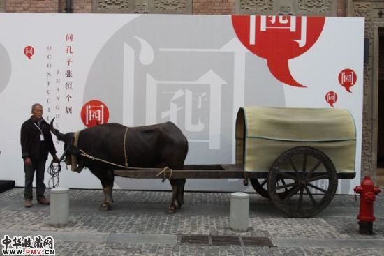 张洹放了一辆牛车在展厅入口，看车的老汉不知道艺术家为什么这么做。