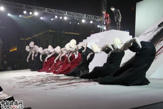 纽约沈伟工作室为张洹个展“问孔子”献上的现代舞《墨意》牢牢吸引了开幕式观众的注意