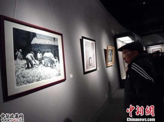 图为观众在参观画展作品。 顾一航 摄