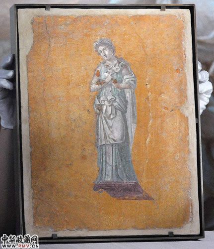 　“西方神话与传说─卢浮宫珍藏展”10日在台北故宫举行开箱记者会，图为卢浮宫珍藏的壁画“史诗缪思，卡莉欧普”，为1755年出土的庞贝城遗址古文物，缪思女神的行列常见于公元2、3世纪的艺术。 图片来源：“中央社”