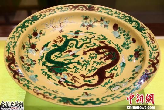黄地素三彩云龙盘纹（此为五爪龙故为官窑）。泱波摄