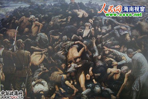 画家李自健向记者介绍作品