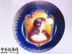 蓝地彩绘开光人物像盘