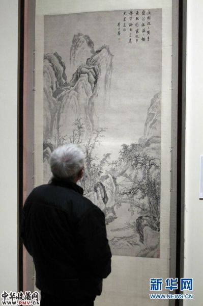 1月16日，观众在北京中国美术馆欣赏邓拓捐赠的古代绘画珍品。