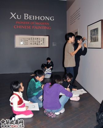 旧金山小画家在展览中临摹