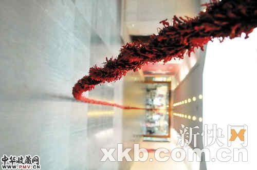 展厅中央一条长达75米的装置《制造生活》，是艺术家王小松以50万个不同形态躯干束缚成寓意既得利益者与弱势群体的另类图景。