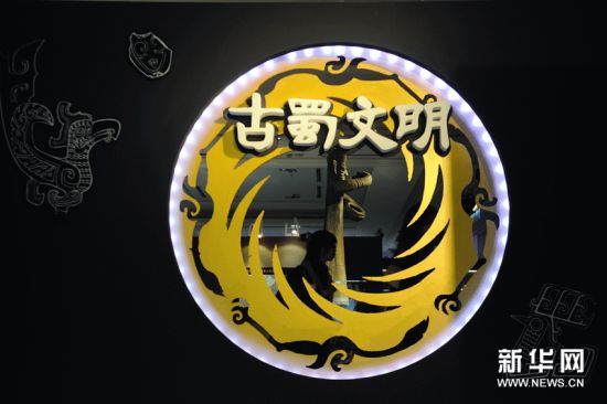 这是展览入口处的太阳神鸟标志