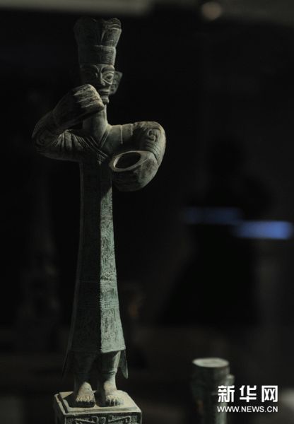 这是展出的面具青铜人像