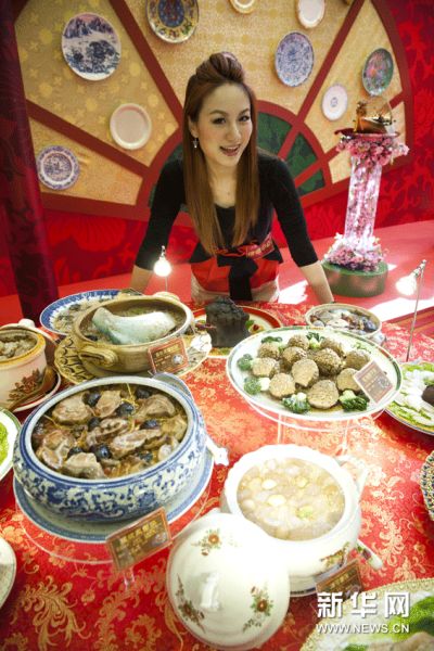 1月18日，模特展示一桌由石头拼合而成的“满汉全席”。