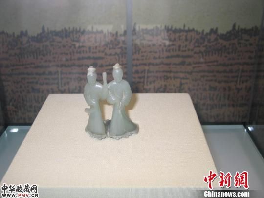 18日，“汉宣帝御用玉杯玉舞人特展”在西安博物院拉开帷幕，首次对外展出杜陵陵区出土的三件高足玉杯和一对玉舞人，均为西汉宣帝御用之物，为国家一级文物。 图为玉舞人。 冽玮 摄