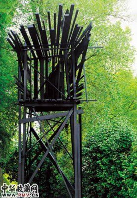 《9条对角线》，贝尔纳・维勒，2010年（左侧）；《支架屋》，阿纳・奎兹，2011年（右侧）