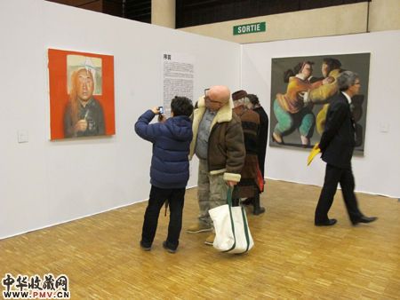 图为法国观众驻足欣赏。