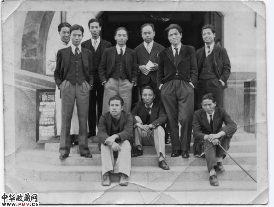 1932年决澜社第一次展览会在上海中华学艺社举行。(后排左起庞熏琴、杨秋人、阳太阳、倪贻德、周多,前排右起段平右)