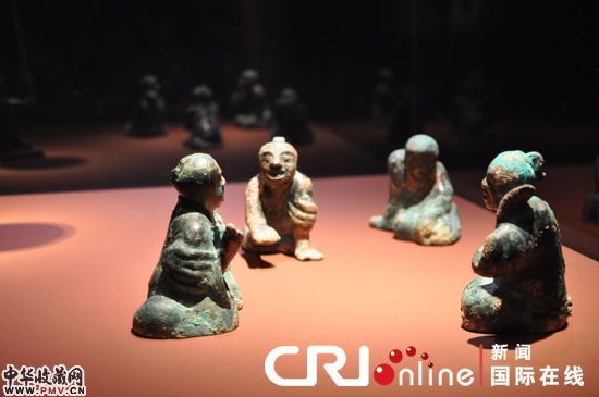 东汉时期的青铜装饰品―四个下棋人