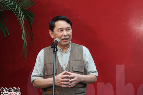 艺术家姜国芳