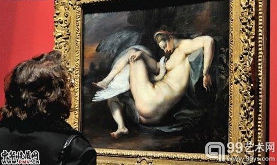 一名参观者正在欣赏佛兰德斯画家彼得・保罗・鲁本斯作品《勒达和天鹅》（1900）