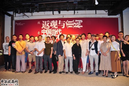 开幕式上嘉宾与青年艺术家们合影留念