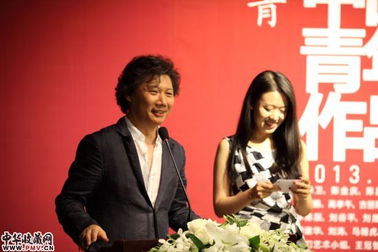 活动主持人《俱乐部》杂志社编辑总监聂鑫女士(右)与中国美术家协会《美术》杂志执行主编尚辉先生(左) 活动主持人《俱乐部》杂志社编辑总监聂鑫女士(右)与中国美术家协会《美术》杂志执行主编尚辉先生(左)