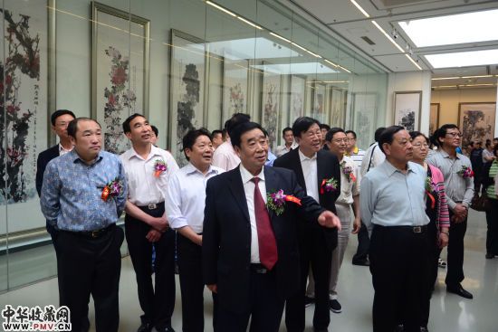 出席开幕式领导参观本次展览 (单鸣 摄)