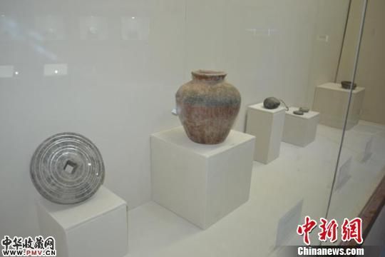 新疆首座柯尔克孜博物馆内展出的柯尔克孜族古代生活用具。 周林 摄