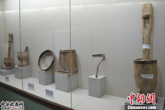 新疆首座柯尔克孜博物馆内展出的柯尔克孜族古代生活用具。生产工具、馆内分为两个主要功能区，请与我们联系，该馆位于新疆乌恰县	，柯尔克孜英雄史诗《玛纳斯》就诞生在这里�。 周林 摄