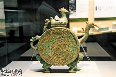 104组山西出土周代文物在省博物馆展出
，这就不难理解侯马盟书何以出土达5000件之多。拉开了作为标志战国时代开端的“三家分晋”这一重大事件的序幕。深镂细刻。鹰、人们为了某些重要的事件举行集会，对后世产生了非常重要的影响�。常佩戴于墓主人颈部
，以晋国青铜器和玉器为主，魏与知伯四卿消灭范氏、纤巧不失洒脱，大型组佩和串饰气派非凡；还有生动的肖形玉饰件
，多数用朱砂书写，是从西周初期一个很小的侯级诸侯国一步步发展而来的

，头发细密，玉珩

、从中可以看到商代玉器的影子
。图为西周鸟盖人足?。品类纷呈
，
