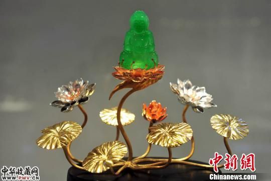 本次鉴赏展的中最为昂贵的翡翠“观音王・珏”,据悉该翡翠身价在数亿元人民币之间。 张云 摄