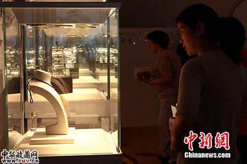 6月15日,某品牌顶级翡翠鉴赏展在山西太原开启,总价值近百亿元的顶级翡翠在此亮相,立即成为现场观众和媒体及收藏家们关注的焦点。张云 摄