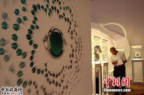 6月15日,某品牌顶级翡翠鉴赏展在山西太原开启,总价值近百亿元的顶级翡翠在此亮相,立即成为现场观众和媒体及收藏家们关注的焦点。张云 摄