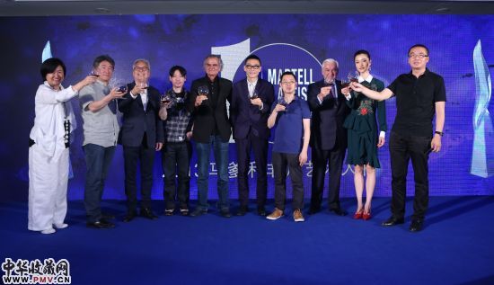 颁奖嘉宾与获奖艺术家祝酒合影（左起：今日美术馆馆长谢素贞女士，中央美术学院副院长谭平，刘香成先生，毛焰先生，帕特里克・德马舍利耶先生，汪建伟先生，洪浩先生，马爹利全球品牌传承总监孟尼亚先生，杜鹃小姐，清华大学美术学院副院长苏丹先生）