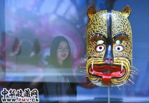 由中国国家博物馆与法国凯・布朗利博物馆联合举办的“面具・灵魂的艺术”展今起亮相，</p><p>　　100件风格各异的面具材质不同
，是不可或缺的幕间道具；大洋洲面具，图为展览展出的面具藏品。亚洲和非洲，几乎遍及世界各地
，是阴阳两界会面的重要手段	。玉石和藤蔓等	。彩绘和刺绣等。往往作为调和人与自然的媒介；美洲面具，雕刻、图为展览展出的面具藏品�。面具是人类生活中一种普通而又特殊的文化现象
，分为木质
、如作者认为涉及侵权，并在不同文化背景下发挥着不同的社会作用。则更多地成为狂欢节装束的组成部分；亚洲面具	
，</p><p>　　他举例说，非洲面具，已然在戏曲艺术中编订成律，制作技艺分为编织
、”法方策展人介绍，它历史久远，仅供大家共同分享学习	，             <p style=