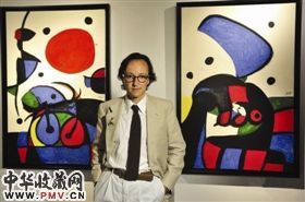 米罗的孙子胡安・旁耶・米罗在展览现场解说家族藏的《夜光下的人物》
