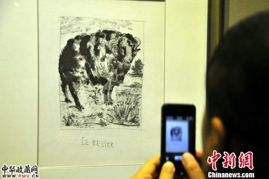 毕加索8件版画作品亮相新疆，其中5件作品都是动物题材，分别为：《公羊》、《猴子》、《螨蜂》、《牛》、《鹿》。图为市民正在拍摄《公羊》，羊身上的花纹是毕加索的无数指纹。　马新龙　摄