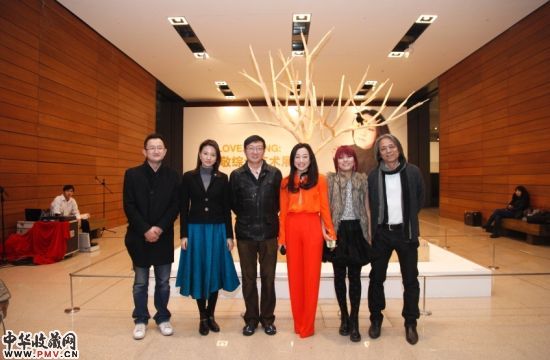 	活动合影：左起 活动策划人程昕明、央视著名主持人刘芳菲、独立策展人顾振清、艾敬、诗人春树、音乐家杨乐