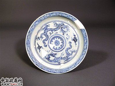 明景泰、天顺青花双龙纹盏托,景德镇戴家弄窑址采集。