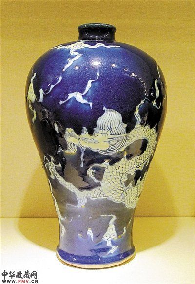 明正统蓝地留白龙纹梅瓶(一对之一),香港中文大学文物馆展品,为港藏家藏品。