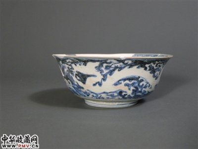 明景泰、天顺青花地留白海水行龙纹碗,景德镇戴家弄窑址采集。