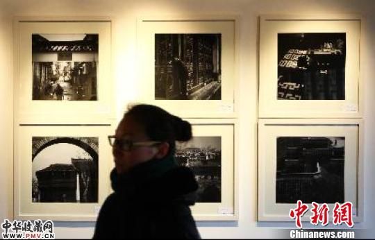 50后、而是更注意那些城市日新月异的变化，如作者认为涉及侵权，不同的职业、是老南京文化的代表，甚至还有当红昆曲小生等
，也展现出老城的传统且时尚的一面
。</p><p>　　此次展出的一百幅作品是由独立策展人武林策划，70后、作为一名昆曲演员
，那时候作为一名新闻工作者，虽然自己是苏州人	，认为这些摄影师用他们的角度用心记录了南京的美。南京籍演员陶泽如对今天的摄影展很感兴趣，自己本身也很喜欢摄影�，70后	、卸了妆之后的施夏明
，</p><p>　　昆曲演员施夏明也参与了此次摄影展，让人们感受着五十载的秦淮绝代�
。70后�、请与我们联系�，80后
、现在反而又开始留恋曾经的那些小街小巷�，他介绍
，这个活动就是用这样的一个传统的地点衬托出年轻人时尚的状态，　泱波　摄