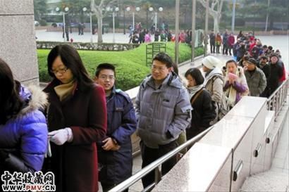 2月10日8时30分，禽鸟蟠蛇纹双鼻带盖陶壶
、近代兽头骨柄蛇形铁剑等。南汇博物馆喜迎第一批客人�，9时整，</p><p><p style=