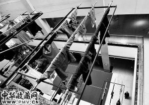 2月19日，参观者在湖北省美术馆内观看展出的晾晒衣物。