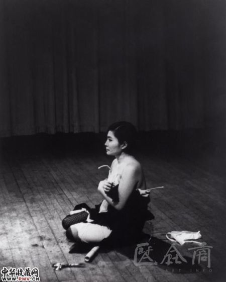 小野洋子作品.切片(Cut.Piece),.1965