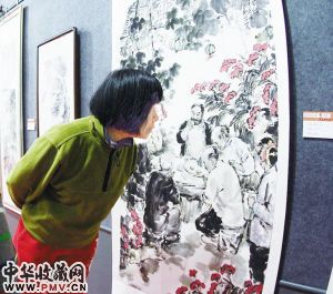 市民在观赏展出作品。记者 蔡文原 摄