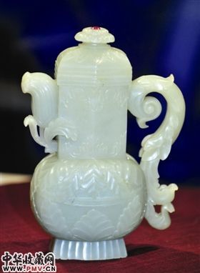 在台北“圆明园特展”预展上展出的“玉执壶”
