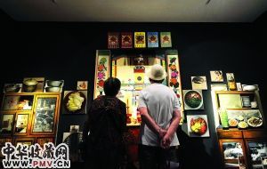 两位老人在《万物生:姥姥家与博斯的乐园》画展上观看那些变成了油画的老物件,熟悉感油然而生。 本报记者 和冠欣摄
