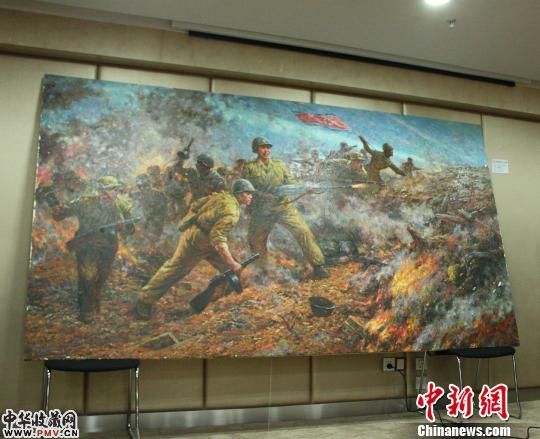 图为朝鲜艺术家提供的战争题材油画作品。　吴佳蔚　摄