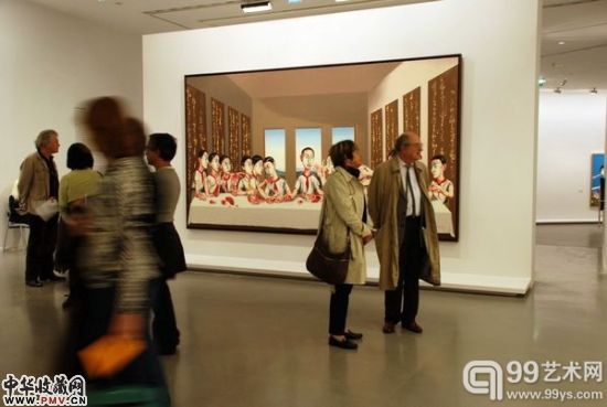 曾梵志(巴黎市立当代美术馆)大型回顾展现场 图中作品为刚刚在香港拍的1.8亿港元的《最后的晚餐》