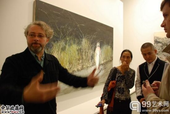 策展人Francois Michaud向观众介绍曾梵志作品