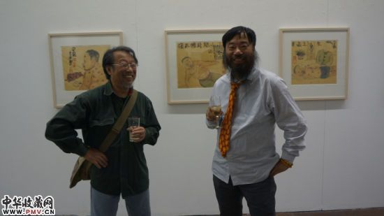 李津和沈嘉蔚（左）在展览现场
